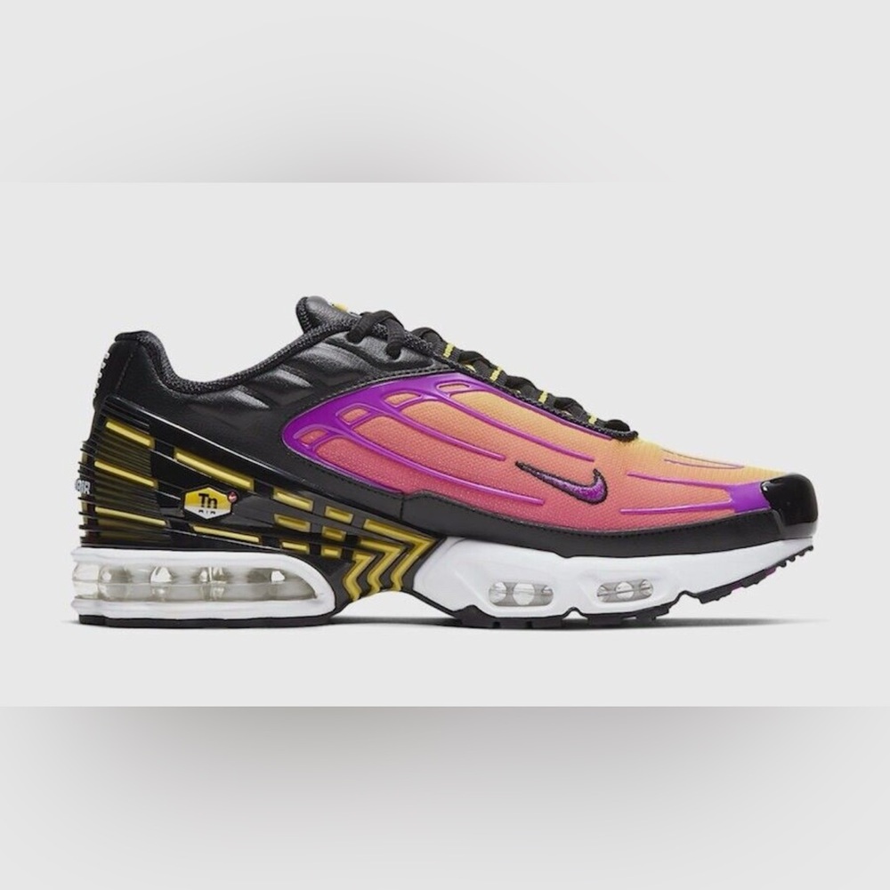 Nike Air Max Plus - Black and Pink